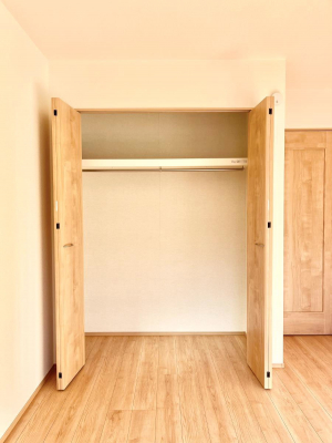 ���[�@������A�������`Closet�`�@�ǖʃN���[�[�b�g������΃^���X��u���K�v���Ȃ��A�o������̂Ȃ��X�b�L����Ԃ��ێ��ł��܂��B����ꂽ�X�y�[�X��L���Ɋ��p�ł������B�ߗނ��̕i�Ȃǂ����Ղ���[�o���܂��ˁ�