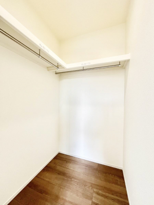 ���̑��@�����`Walk-in Closet�`�@�K�v�Ȃ��̂�R�[�f�B�l�[�g���ꗗ���Ċm�F�ł��A�g�x�x�⏀�����Z���ԂōςރE�H�[�N�C���N���[�[�b�g��ݒu���܂����B�Ƃ̒�����������Ƃ�����֗��Ȏ��[�X�y�[�X�ł��B