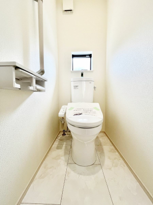 �g�C���@�����`Toilet�`�@�Y��E�X�b�L���E���K�ȃE�H�V�����b�g�t�g�C���ł��낰���Ԃł��B1�A2�K���Ƀg�C���X�y�[�X�I�̌������薾�邭�A���K��ԂƂȂ��Ă���܂��������g���ꏊ�����炱���̔z���ł��I