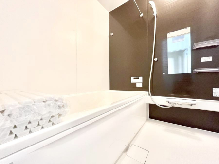 �����@�������P�������`Bath Room�`�@����L�΂��ē������邱�Ƃ��\�I����̔�������M�d�ȃo�X�^�C���ł��B���q�l�Ƃ��ꏏ�ł��\���ȍL���Ȃ̂ŁA���r���O�Ƃ͈�����Ƒ��c�R�̂ЂƎ������y���݂��������܂��B