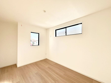 �q�������@�������P�������`Bed Room�`�@�q�������͂��q�l�ɂƂ��đ�Ϗd�Ȗ���������܂��B�q����l�ŉ߂�����Ԃ�^���邱�ƂŁA�h���׋����Ԃ����R�Ƒ����܂����畔���̕Еt����|���Ȃǂ��������ƂɌq����܂��B