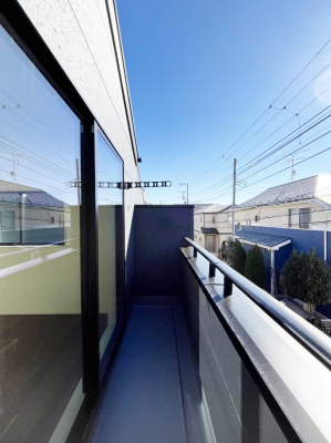 �o���R�j�[�@�����`Balcony�`�@������̃o���R�j�[�̑O�ɂ͉_�ȊO�ɑ��z���Ղ���̂�����܂���B�����󕨂������₷���A����薾�邭�C�����̂������������Ă��܂��B�g���₷���J���I�ȃo���R�j�[�ł���