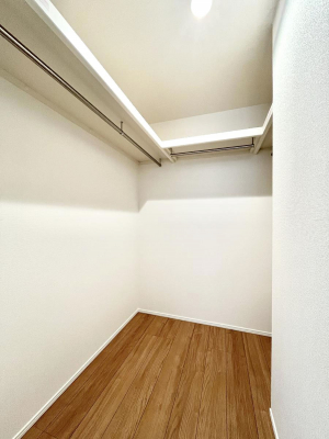 ���̑��@�����`Walk-in Closet�`�@�K�v�Ȃ��̂�R�[�f�B�l�[�g���ꗗ���Ċm�F�ł��A�g�x�x�⏀�����Z���ԂōςރE�H�[�N�C���N���[�[�b�g��ݒu���܂����B�Ƃ̒�����������Ƃ�����֗��Ȏ��[�X�y�[�X�ł��B