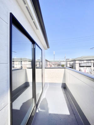 oRj[@P`Balcony`  傫ȋɈ͂܂ꂽĈƁB  oRj[`ň|IȊJɕ܂܂B  oRj[͗z݂zc󕨂C悭Ƃł܂B