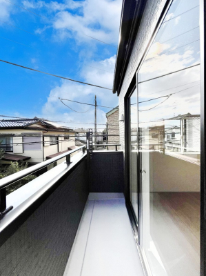 oRj[@`Balcony`@傫ȋɈ͂܂ꂽĈƁBoRj[`ň|IȊJɕ܂܂BoRj[͗z݂zc󕨂C悭Ƃł܂B