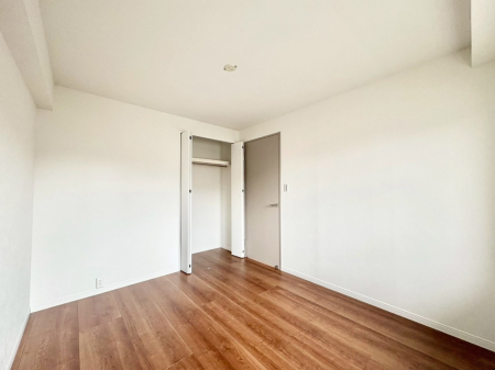 q@`Bed Room`@q͂qlɂƂđϏdȖ܂Bqlŉ߂Ԃ^邱ƂŁAh׋ԂRƑ܂畔̕Еt|ȂǂƂɌq܂B