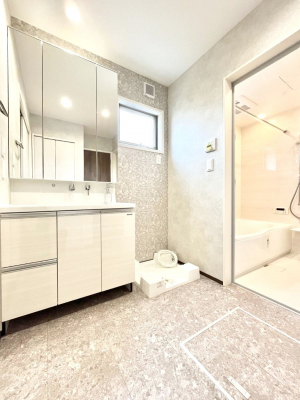 ̑@`Dressing Room`  \ȑ傫̐ʑ͎[鎖ȂAgȂ݃`FbN⎕ȂǁA̍QԂłzeCNȃXy[Xŗ]TƂƂĒ܂B