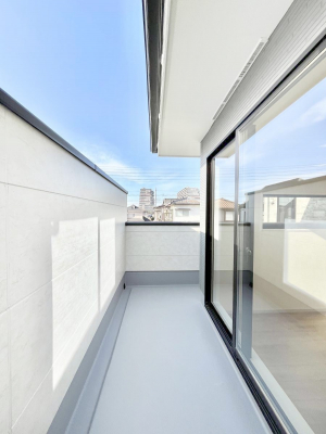 �o���R�j�[�@�����`Balcony�`�@�傫�ȋ�Ɉ͂܂ꂽ�C�����̂����ƁB�o���R�j�[��`�������ň��|�I�ȊJ�����ɕ�܂�܂��B�o���R�j�[�͗z���������݂��z�c����󕨂��C�����悭�������Ƃ��ł��܂��B