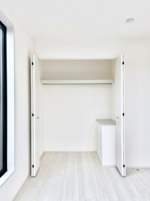 [@`Closet`@ǖʃN[[bg΃^XuKvȂAôȂXbLԂێł܂BꂽXy[XLɊpłBG߂̈ߗނ̕iȂǂՂ[o܂ˁ