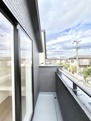 oRj[@`Balcony`@̃oRj[̑Oɂ͉_ȊOɑzՂ̂܂B󕨂₷A薾邭ĈĂ܂BƑS̐󕨂CɊ܂B