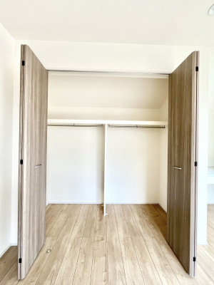 [@`Closet`@ǖʃN[[bg΃^XuKvȂAôȂXbLԂێł܂BꂽXy[XLɊpłBG߂̈ߗނ̕iȂǂՂ[o܂ˁ