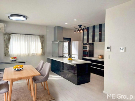 rO@`Living`@Ƒ̉bΊ炪srOłBqĂpȂA傫ȃ\t@_CjOe[ułH肭났􂻂ȖԂłIƋCGł