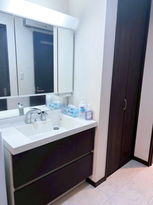 ʑEʏ@`Dressing Room`@邭pE_[[Bgꏊ炱AKȋԂƂȂĂ܂BVv[hbT[̗pĂ܂̂ŁAVyɏo܂B