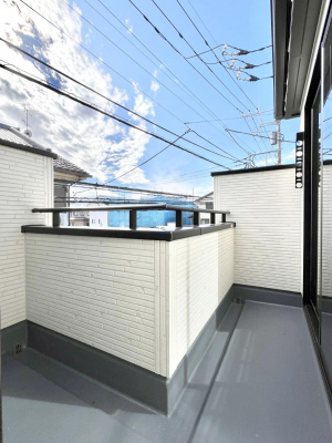 oRj[@`Balcony`@̃oRj[̑Oɂ͉_ȊOɑzՂ̂܂B󕨂₷A薾邭ĈĂ܂Bg₷JIȃoRj[ł