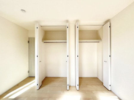 [@`Closet`@ǖʃN[[bg΃^XuKvȂAôȂXbLԂێł܂BꂽXy[XLɊpłBG߂̈ߗނ̕iȂǂՂ[o܂ˁ