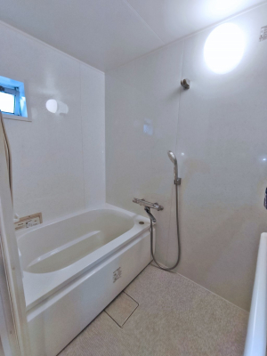 @`Bath Room`  t̃oX[́Ǎ薾邭C̗ǂԂłB  邱ƂŁACǍDB  芰oX[ŁÃoX^Cy݂ɂȂ肻łB