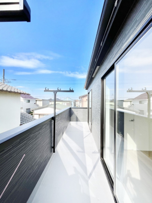 oRj[@`Balcony`@̃oRj[̑Oɂ͉_ȊOɑzՂ̂܂B󕨂₷A薾邭ĈĂ܂BƑS̐󕨂CɊ܂B