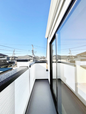 oRj[@P`Balcony`@傫ȋɈ͂܂ꂽĈƁBoRj[`ň|IȊJɕ܂܂BoRj[͗z݂zc󕨂C悭Ƃł܂B