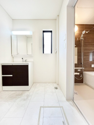 ̑@a`Dressing Room`@邭pE_[[Bgꏊ炱AKȋԂƂȂĂ܂BVv[hbT[̗pĂ܂̂ŁAVyɏo܂B