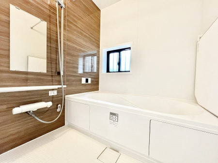 @a`Bath Room`@t̃oX[́Ǎ薾邭C̗ǂԂłB邱ƂŁACǍDB芰oX[ŁÃoX^Cy݂ɂȂ肻łB