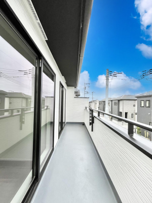 oRj[@a`Balcony`@̃oRj[̑Oɂ͉_ȊOɑzՂ̂܂B󕨂₷A薾邭ĈĂ܂BƑS̐󕨂CɊ܂B