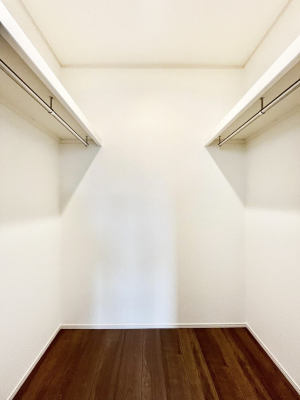 ̑@a`Walk-in Closet`@̗mĂVɂȂɂEH[NCN[[bgBmȊOɂAigȂƓdX[cP[XAXgbNiȂǉłЕtԂłB