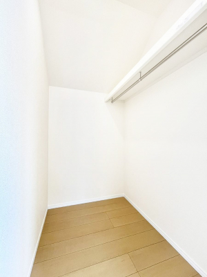 ���̑��@������A�������`Walk-in Closet�`�@��������̗m���������Ă��V���ɂȂ�ɂ����E�H�[�N�C���N���[�[�b�g�B�m���ȊO�ɂ��A���i�g��Ȃ��Ɠd��X�[�c�P�[�X�A�X�g�b�N�i�Ȃǉ��ł��Еt����������Ԃł��B