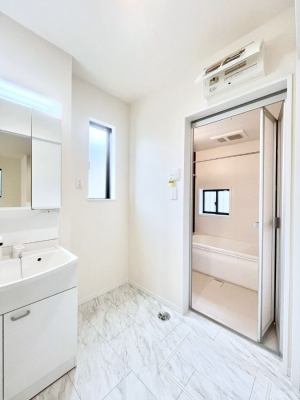 ���̑��@������A�������`Dressing Room�`�@���邭����������p�E�_�[���[���B�����g���ꏊ�����炱���A���K�ȋ�ԂƂȂ��Ă���܂��B�V�����v�[�h���b�T�[���̗p���Ă���܂��̂ŁA���V��������y�ɏo���܂��B