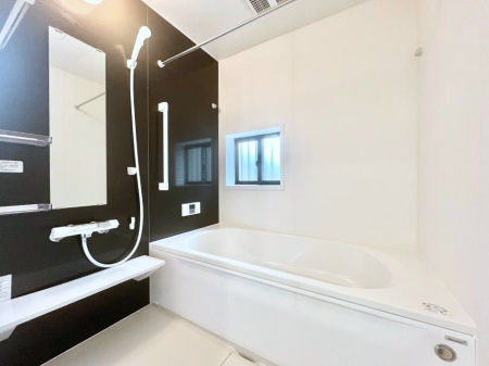 �����@������A�������`Bath Room�`�@���t���̃o�X���[���́A�̌������薾�邭�C�����̗ǂ���Ԃł��B�������邱�ƂŁA���C�����ǍD�B������芰����o�X���[���ŁA�����̃o�X�^�C�����y���݂ɂȂ肻���ł��B