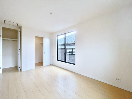 �Q���@������A�������`Bed Room�`�@�u��������������l�v�Ƃ��v�w�ł�����肭�낰��Q���B�����̉Ǝ��₨�d���ɔ�ꂽ���̓t�J�t�J�̃x�b�g�Ŗ�����Ă��������B�e���r��{�I�������Ă����K�ȍL����������