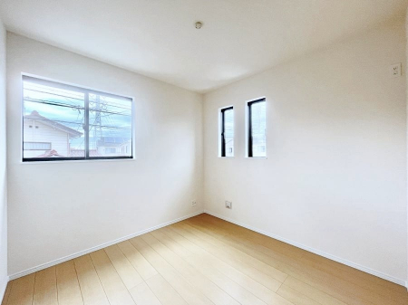 �q�������@������A�������`Bed Room�`�@�q�������͂��q�l�ɂƂ��đ�Ϗd�Ȗ���������܂��B�q����l�ŉ߂�����Ԃ�^���邱�ƂŁA�h���׋����Ԃ����R�Ƒ����܂����畔���̕Еt����|���Ȃǂ��������ƂɌq����܂��B