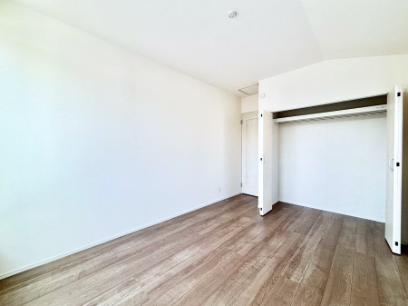 �q�������@������B�������`Bed Room�`�@�q�������͂��q�l�ɂƂ��đ�Ϗd�Ȗ���������܂��B�q����l�ŉ߂�����Ԃ�^���邱�ƂŁA�h���׋����Ԃ����R�Ƒ����܂����畔���̕Еt����|���Ȃǂ��������ƂɌq����܂��B