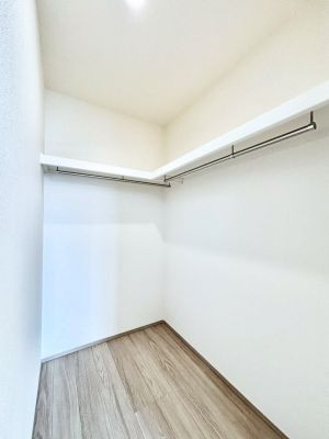 ���̑��@������A�������`Walk-in Closet�`�@��������̗m���������Ă��V���ɂȂ�ɂ����E�H�[�N�C���N���[�[�b�g�B�m���ȊO�ɂ��A���i�g��Ȃ��Ɠd��X�[�c�P�[�X�A�X�g�b�N�i�Ȃǉ��ł��Еt����������Ԃł��B