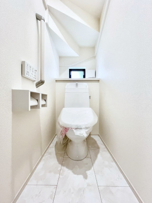 �g�C���@������B�������`Toilet�`�@�Y��E�X�b�L���E���K�ȃE�H�V�����b�g�t�g�C���ł��낰���Ԃł��B�g�C���͖����g�킴��𓾂Ȃ����́B����������ۂ������ł��ˁB�g�C����2��������̂Œ��̍��G���ɕ֗��ł��I