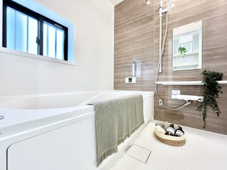 �����@������D�������`Bath Room�`�@���t���̃o�X���[���́A�̌������薾�邭�C�����̗ǂ���Ԃł��B�������邱�ƂŁA���C�����ǍD�B������芰����o�X���[���ŁA�����̃o�X�^�C�����y���݂ɂȂ肻���ł��B