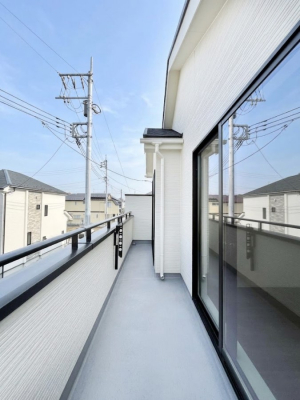 �o���R�j�[�@�����`��D������Balcony�`  �傫�ȋ�Ɉ͂܂ꂽ�C�����̂����ƁB  �o���R�j�[��`�������ň��|�I�ȊJ�����ɕ�܂�܂��B  �o���R�j�[�͗z���������݂��z�c����󕨂��C�����悭�������Ƃ��ł��܂��B