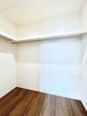 ���̑��@������D�������`Walk-in Closet�`�@��������̗m���������Ă��V���ɂȂ�ɂ����E�H�[�N�C���N���[�[�b�g�B�m���ȊO�ɂ��A���i�g��Ȃ��Ɠd��X�[�c�P�[�X�A�X�g�b�N�i�Ȃǉ��ł��Еt����������Ԃł��B