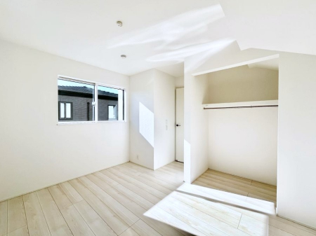 �Q���@�������Q�������`Bed Room�`  �����ɂ͎��[�N���[�[�b�g�������I���i�g���̂��m���⏬���͂������A�G�ߕ��̂��m���Ȃǂ���������Ɛ������ڂ����܂������܂��B  ������Ԃ��L���g�p�ł��܂��ˁB