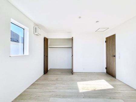 ���̑����ρ@�������P�������`Bed Room�`�@�S�����ɂ͎��[�N���[�[�b�g�������I���i�g���̂��m���⏬���͂������A�G�ߕ��̂��m���Ȃǂ���������Ɛ������ڂ����܂������܂��B  ������Ԃ��L���g�p�ł��܂��ˁB