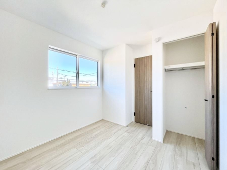 �q�������@�������P�������`Bed Room�`�@�q�������͂��q�l�ɂƂ��đ�Ϗd�Ȗ���������܂��B�q����l�ŉ߂�����Ԃ�^���邱�ƂŁA�h���׋����Ԃ����R�Ƒ����܂����畔���̕Еt����|���Ȃǂ��������ƂɌq����܂��B