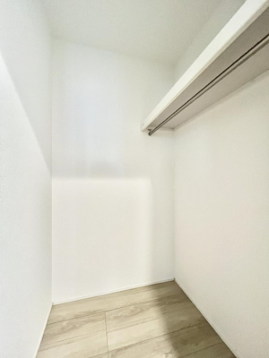 ���̑��@�������P�������`Walk-in Closet�`�@��������̗m���������Ă��V���ɂȂ�ɂ����E�H�[�N�C���N���[�[�b�g�B�m���ȊO�ɂ��A���i�g��Ȃ��Ɠd��X�[�c�P�[�X�A�X�g�b�N�i�Ȃǉ��ł��Еt����������Ԃł��B