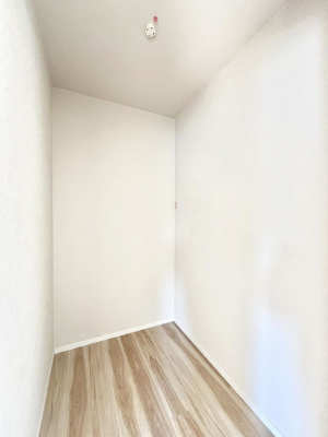 ���̑��@�������R�������`Walk-in Closet�`�@��������̗m���������Ă��V���ɂȂ�ɂ����E�H�[�N�C���N���[�[�b�g�B�m���ȊO�ɂ��A���i�g��Ȃ��Ɠd��X�[�c�P�[�X�A�X�g�b�N�i�Ȃǉ��ł��Еt����������Ԃł��B