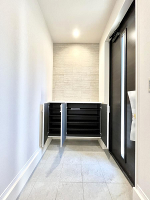 ���̑����ρ@�ݔ����R�����������Ղ���[�ł���V���[�Y�{�b�N�X�ŉƑ��S���̌C���A���ւ�������B  