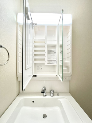 ���̑����ρ@�O�ʋ��̗��ɁA���ϕi��q���p�i�Ȃǂ����[�\�B���ʑ����������ƕۂ��܂��I