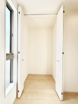 ���[�@�������P�������`Closet�`�@�ǖʃN���[�[�b�g������΃^���X��u���K�v���Ȃ��A�o������̂Ȃ��X�b�L����Ԃ��ێ��ł��܂��B����ꂽ�X�y�[�X��L���Ɋ��p�ł������B�ߗނ��̕i�Ȃǂ����Ղ���[�o���܂��ˁ�