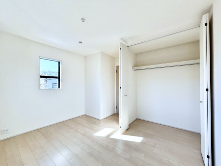 ���̑����ρ@�������Q�������`Bed Room�`  �S�����ɂ͎��[�N���[�[�b�g�������I���i�g���̂��m���⏬���͂������A�G�ߕ��̂��m���Ȃǂ���������Ɛ������ڂ����܂������܂��B  ������Ԃ��L���g�p�ł��܂��ˁB