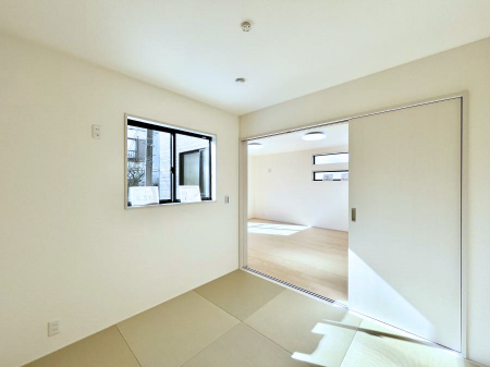 ���̑����ρ@�������Q�������`Japanese Room�`�@LDK�אڂ̘a���́A�A�C���������Ȃǉ��l�̉Ǝ��X�y�[�X�Ƃ��āA�܂������Ȃ��q�l�̂��邲�ƒ�ł͂����Q�₨�ނւ��̏�Ƃ��Ă����p���������܂��B