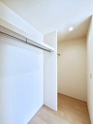 ���̑��@�������Q�������`Walk-in Closet�`�@��������̗m���������Ă��V���ɂȂ�ɂ����E�H�[�N�C���N���[�[�b�g�B�m���ȊO�ɂ��A���i�g��Ȃ��Ɠd��X�[�c�P�[�X�A�X�g�b�N�i�Ȃǉ��ł��Еt����������Ԃł��B