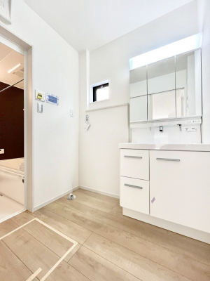 ̑@`Dressing Room`\ȑ傫̐ʑ͎[鎖ȂAgȂ݃`FbN⎕ȂǁA̍QԂłzeCNȃXy[Xŗ]TƂƂĒ܂B