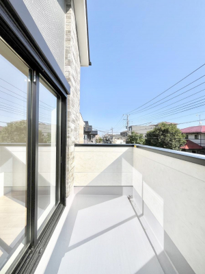 oRj[@`Balcony`@̃oRj[̑Oɂ͉_ȊOɑzՂ̂܂B󕨂₷A薾邭ĈĂ܂Bg₷JIȃoRj[ł